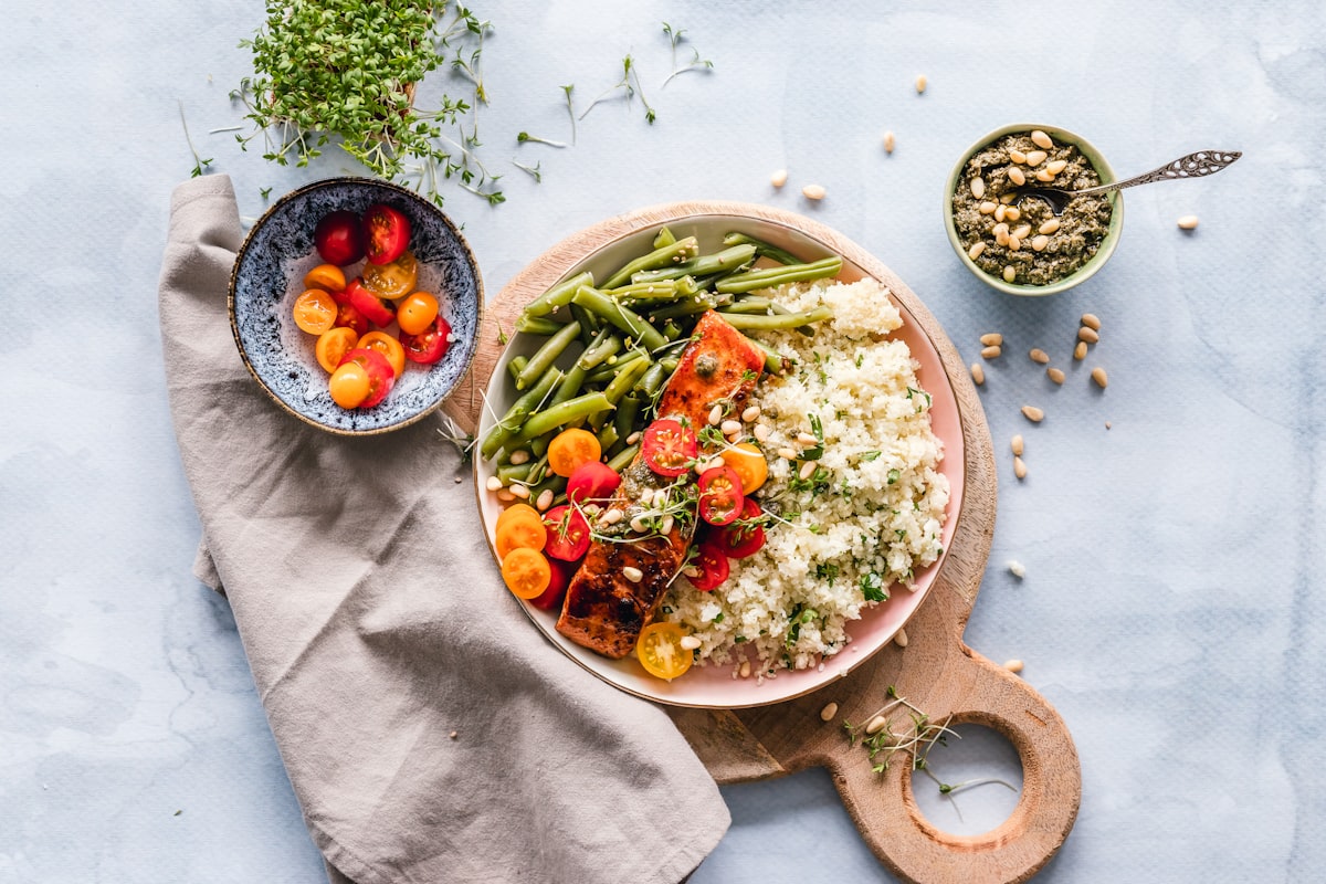 Erfrischendes Smoothie Bowl Frühstück mit Kokosflocken